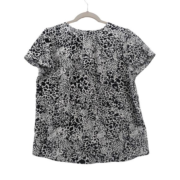 Hilary Radley Printed Blouse Small Black VNeck Short Sleeve Office Lightweight - Picture 2 of 10